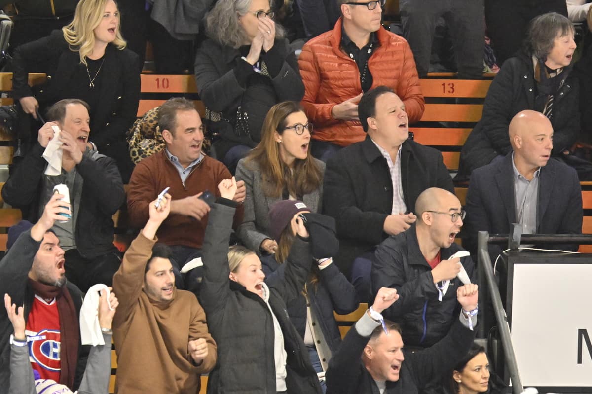 [EN PHOTOS]  Una atmósfera sobrealimentada para el hockey femenino