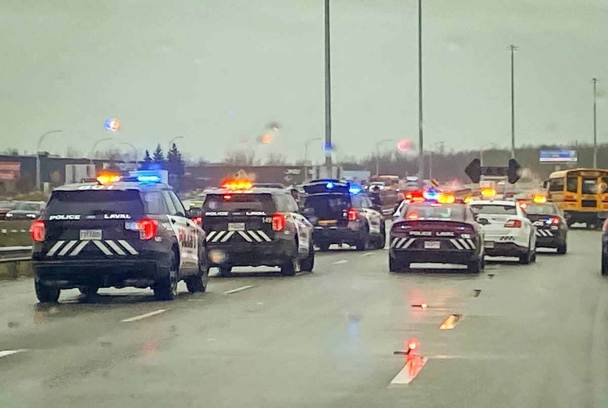 Spectaculaire intervention polici&egrave;re au beau milieu de l&rsquo;A-440 &agrave; Laval
