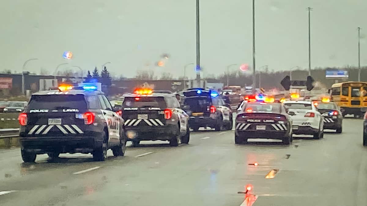 Spectaculaire intervention policière au beau milieu de l’A-440 à Laval
