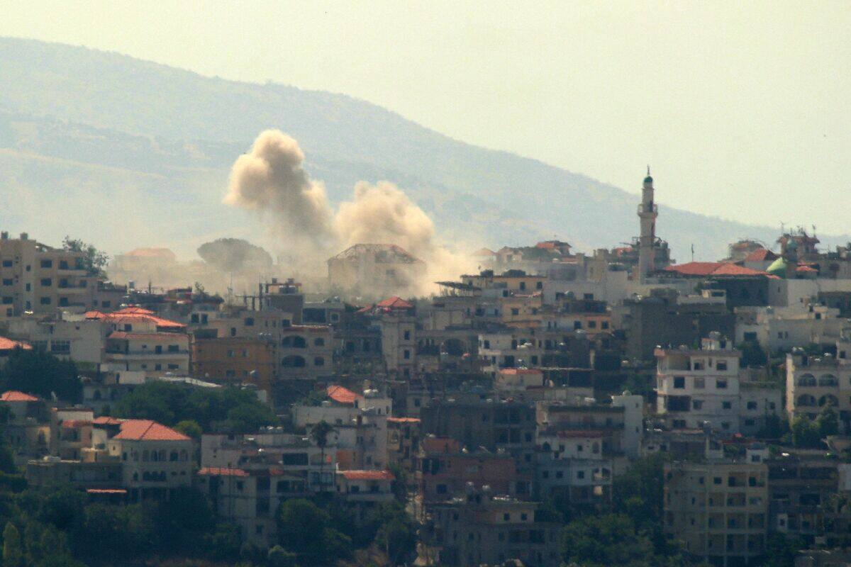 Liban: trois morts dans des frappes isra&eacute;liennes, le Hezbollah bombarde le nord d'Isra&euml;l