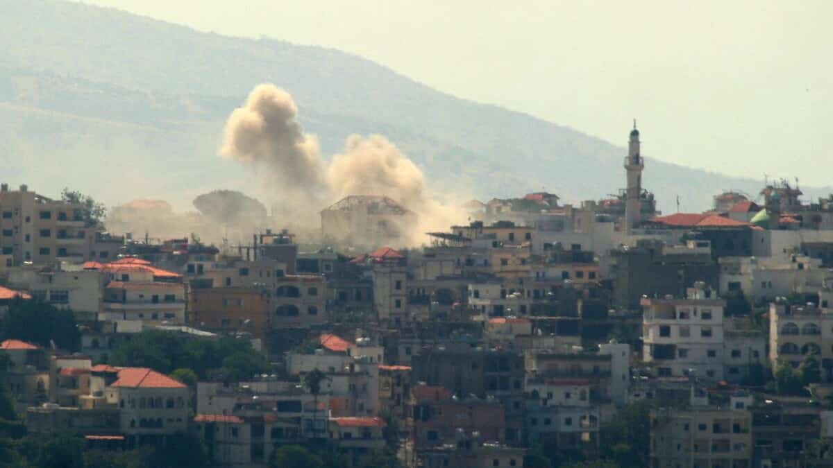 Liban: trois morts dans des frappes israéliennes, le Hezbollah bombarde le nord d'Israël