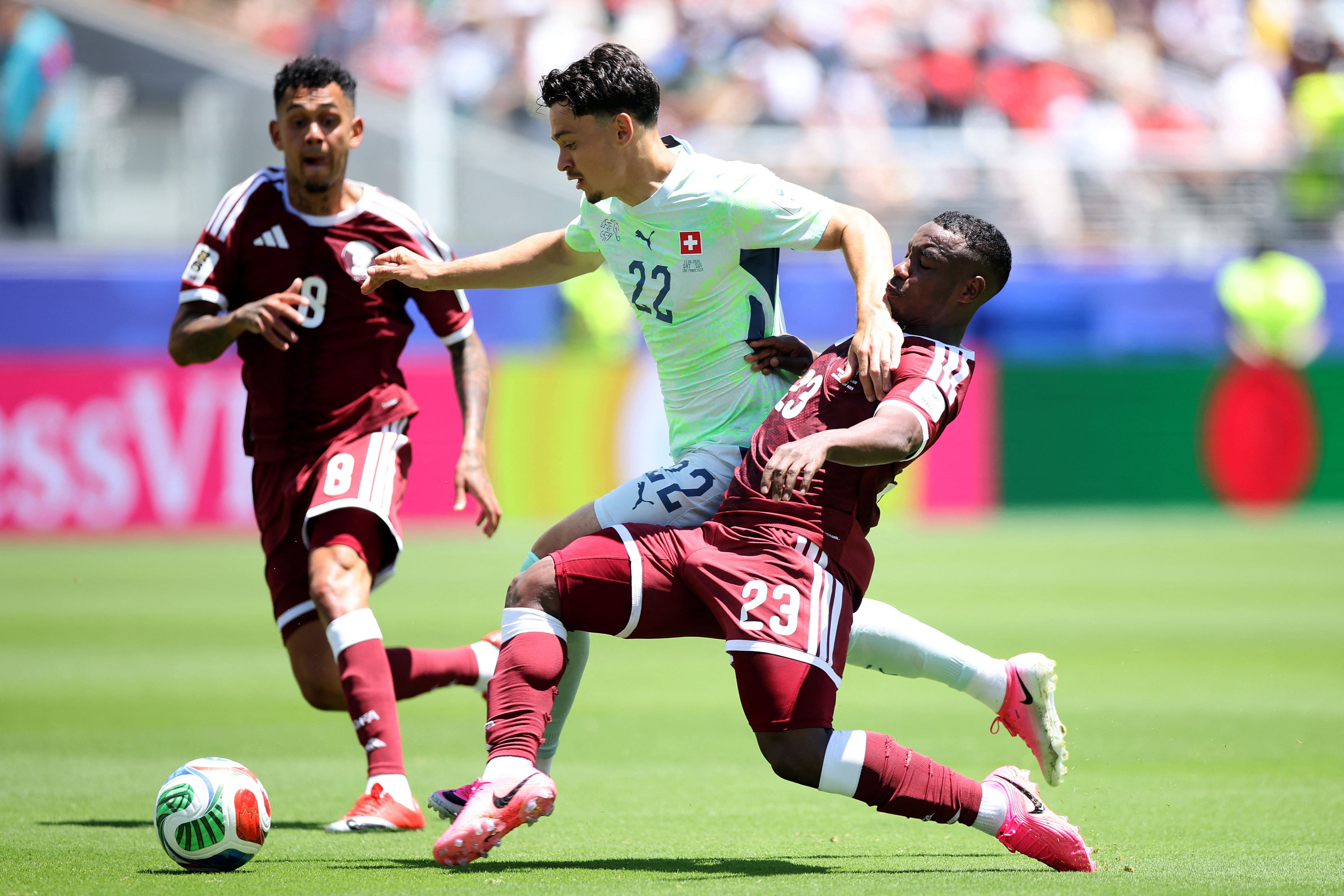 Assim Madibo, que porta o número 23, na partida contra a Suíça, na estreia da Coupe du Monde.