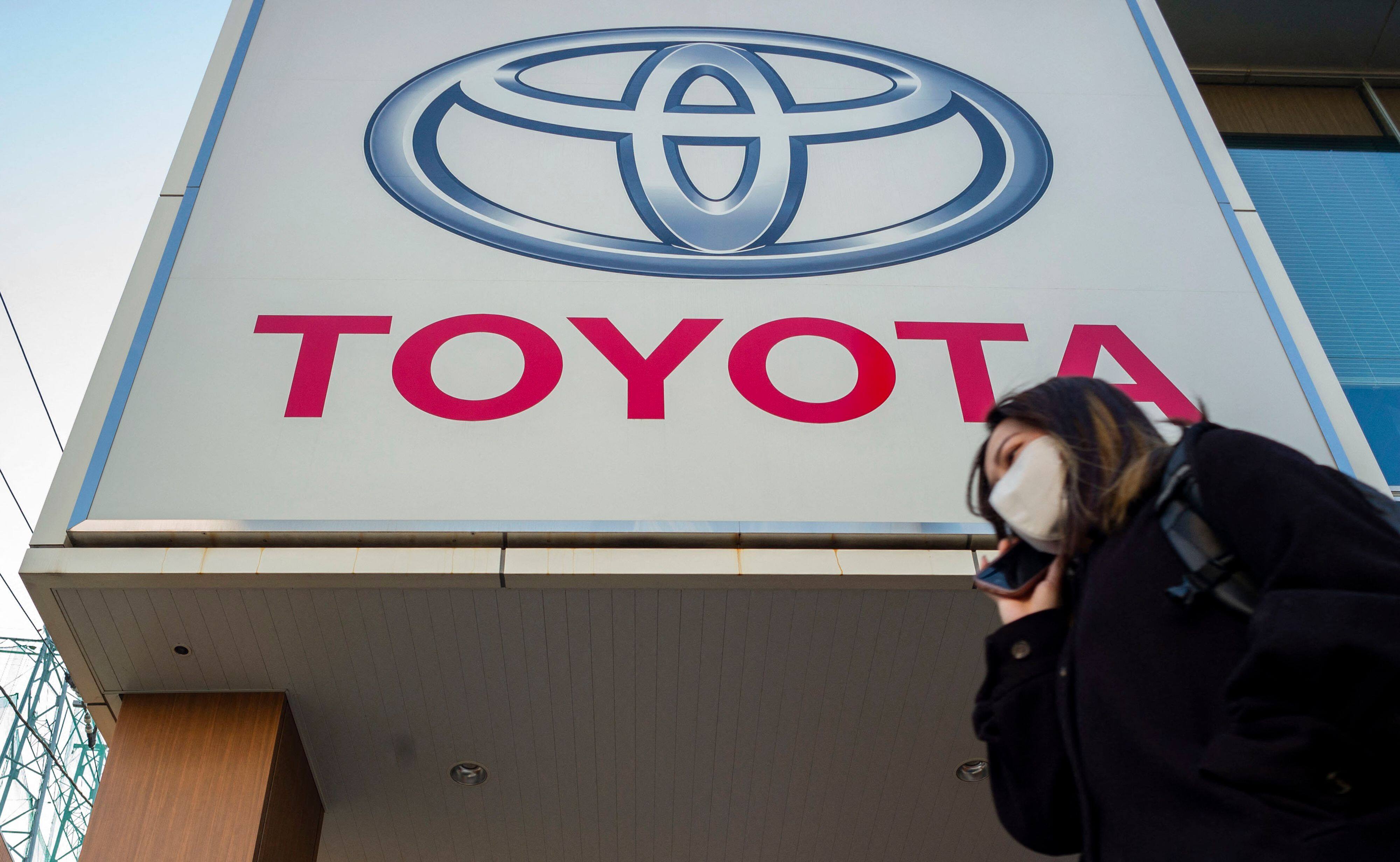 Toyota change de PDG et relève ses prévisions, ventes solides malgré les droits de douane