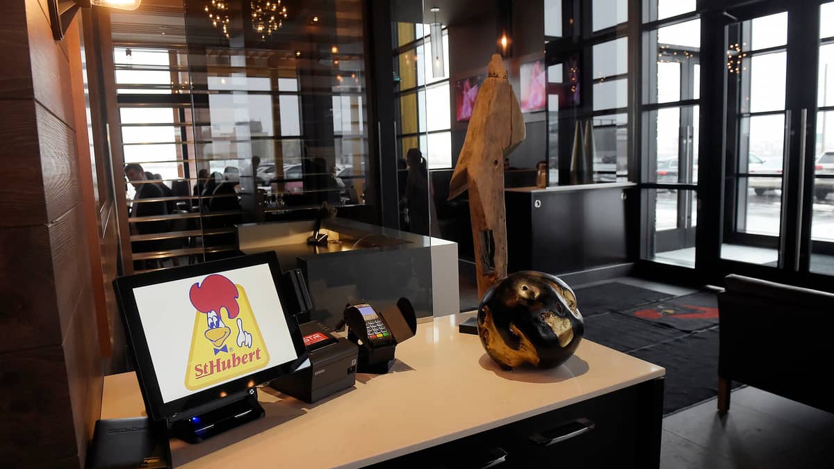 Annulations et restrictions: les restaurants St-Hubert y goûtent aussi