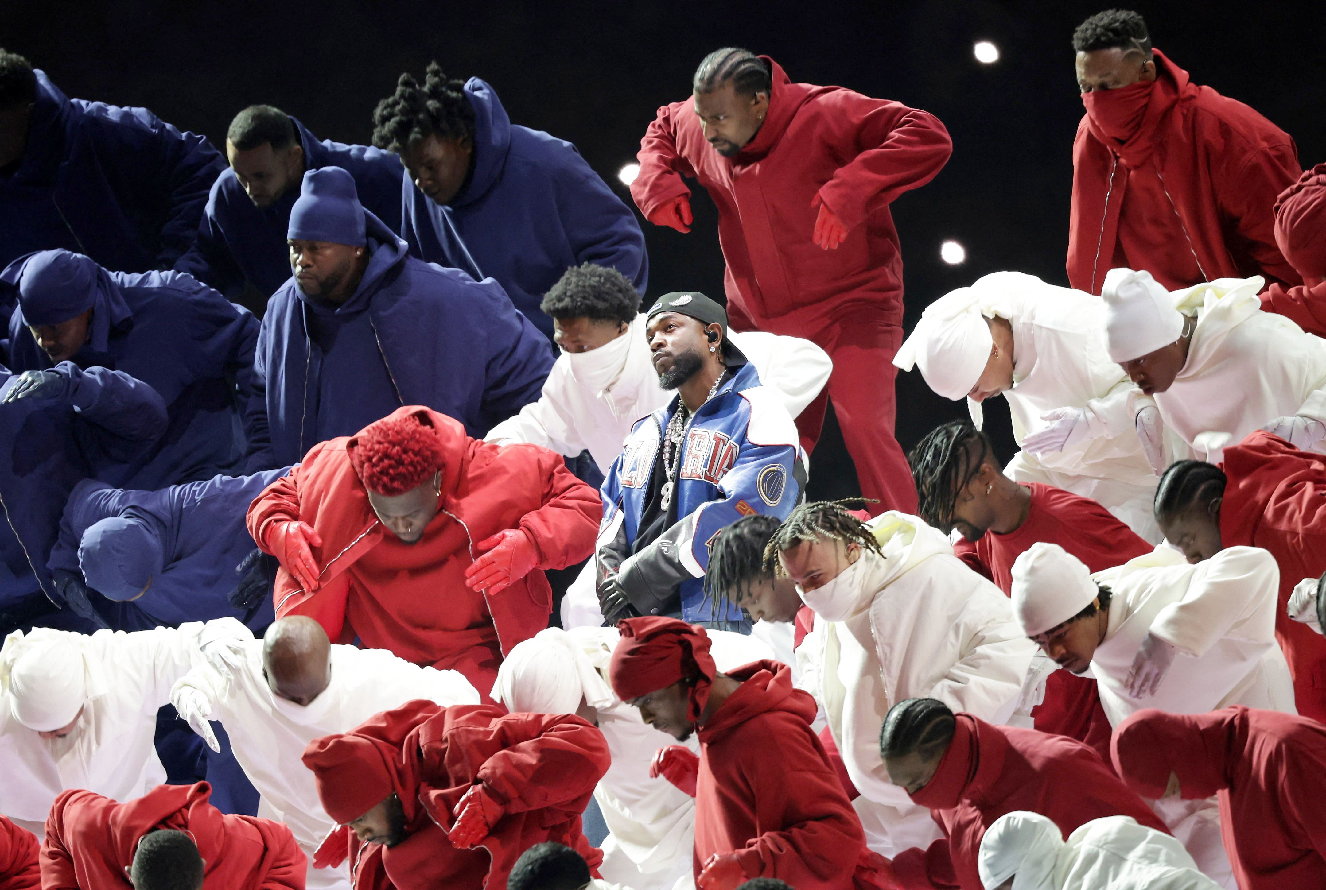 Spectacle de la mitemps du Super Bowl Kendrick Lamar et ses danseurs font plonger les