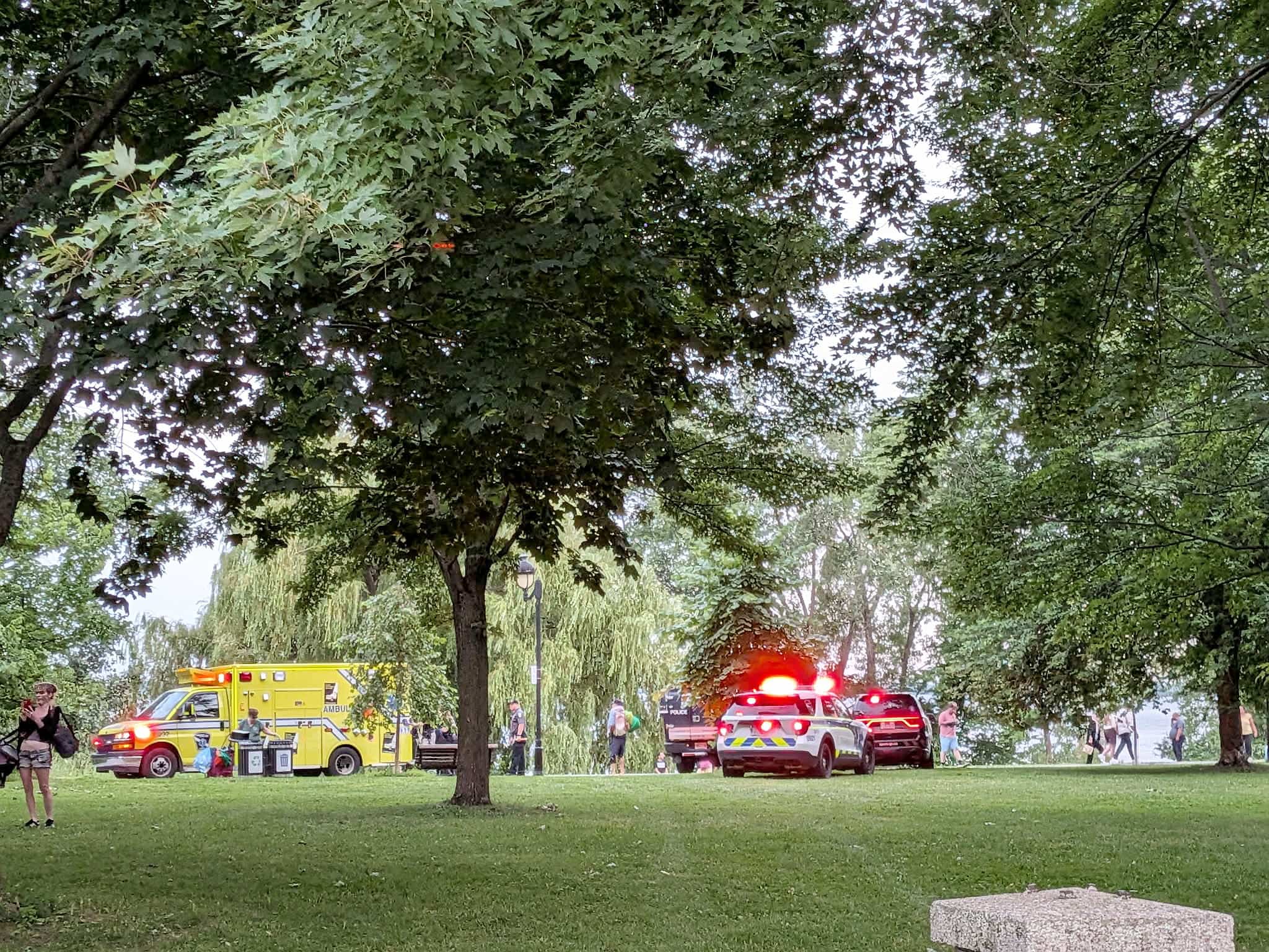 Les services d’urgence étaient présents vendredi soir près des rapides du canal de Lachine.