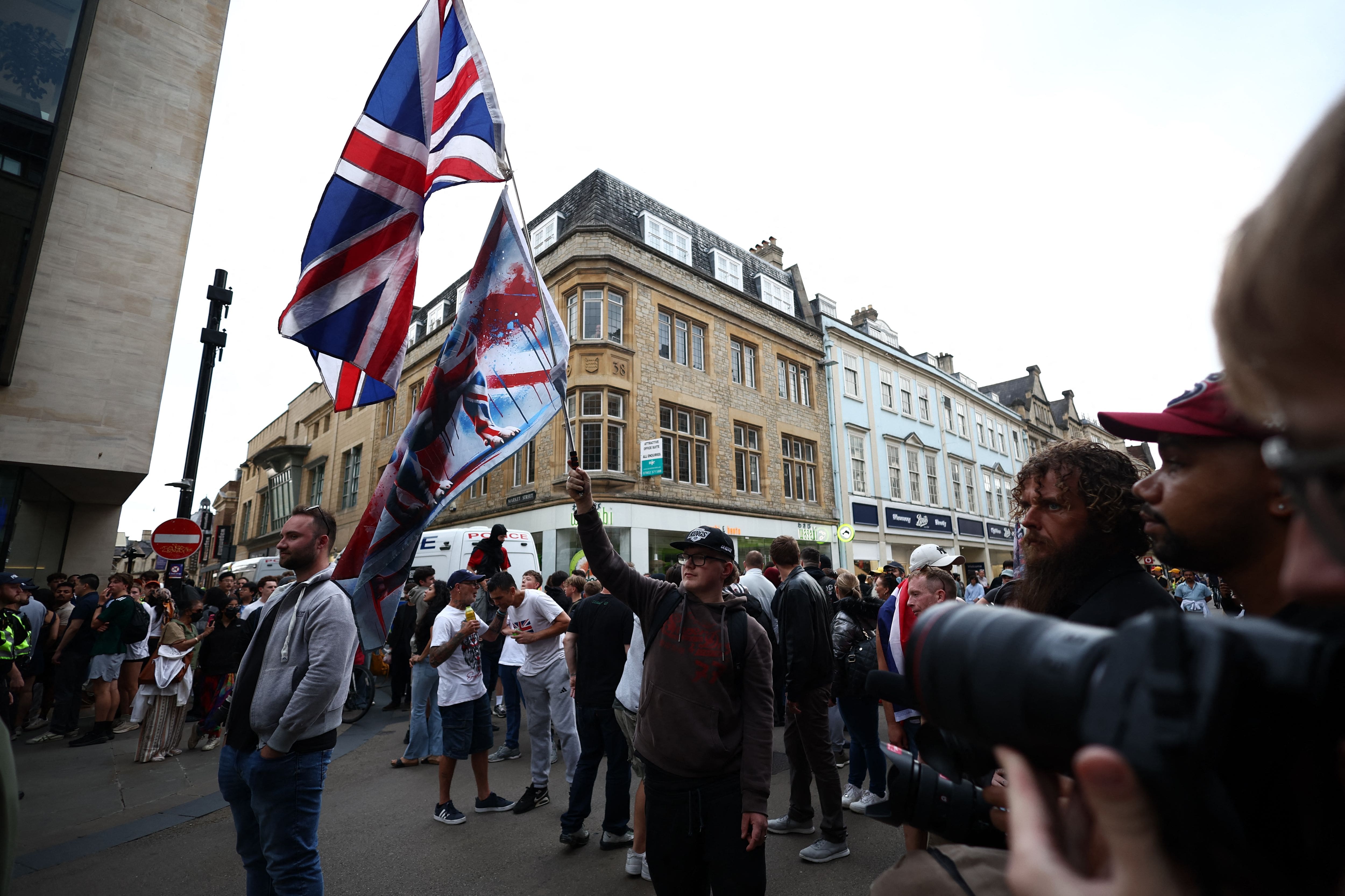 Des centaines de manifestants contre le militant d'extrême droite Tommy Robinson au Royaume-Uni