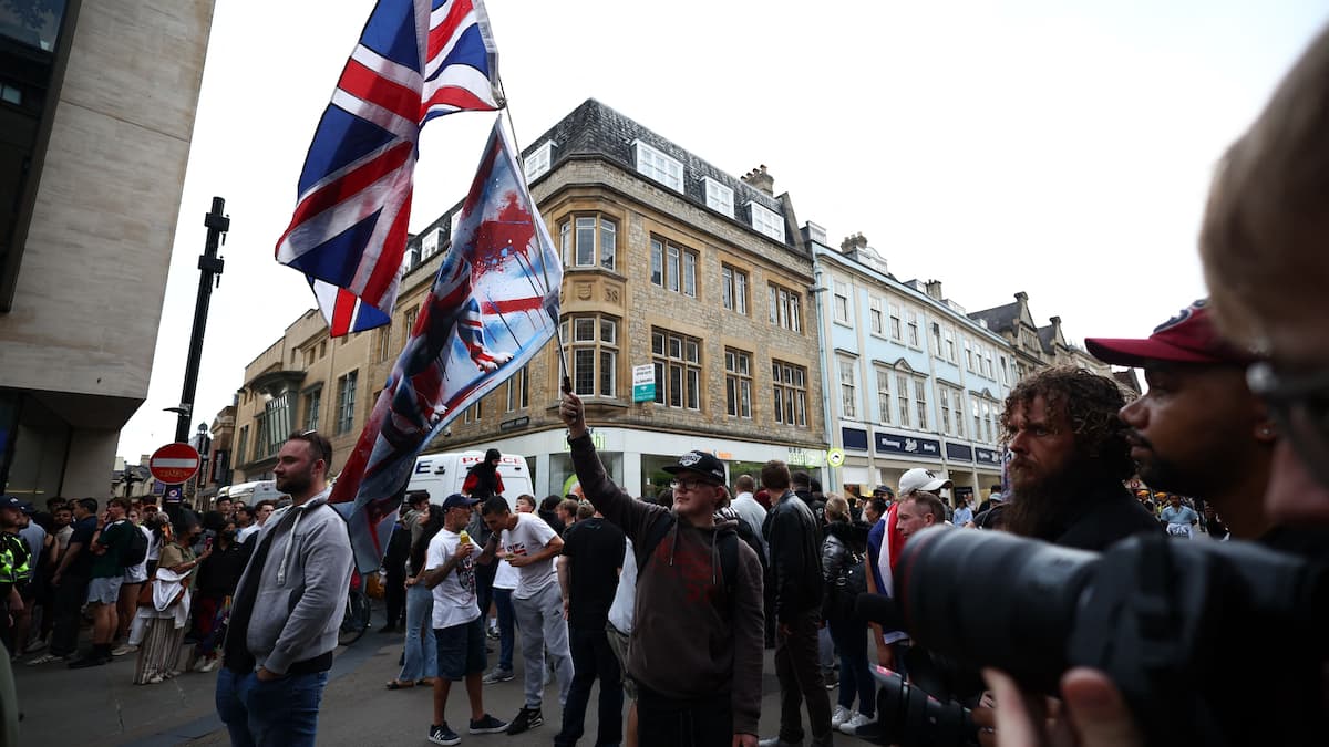 Des centaines de manifestants contre le militant d'extrême droite Tommy Robinson au Royaume-Uni