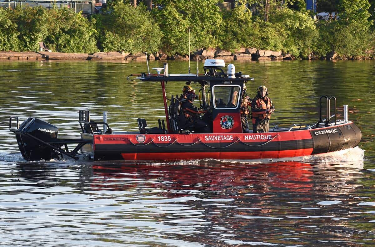 Un v&eacute;hicule tombe dans la rivi&egrave;re des Prairies: le conducteur toujours introuvable