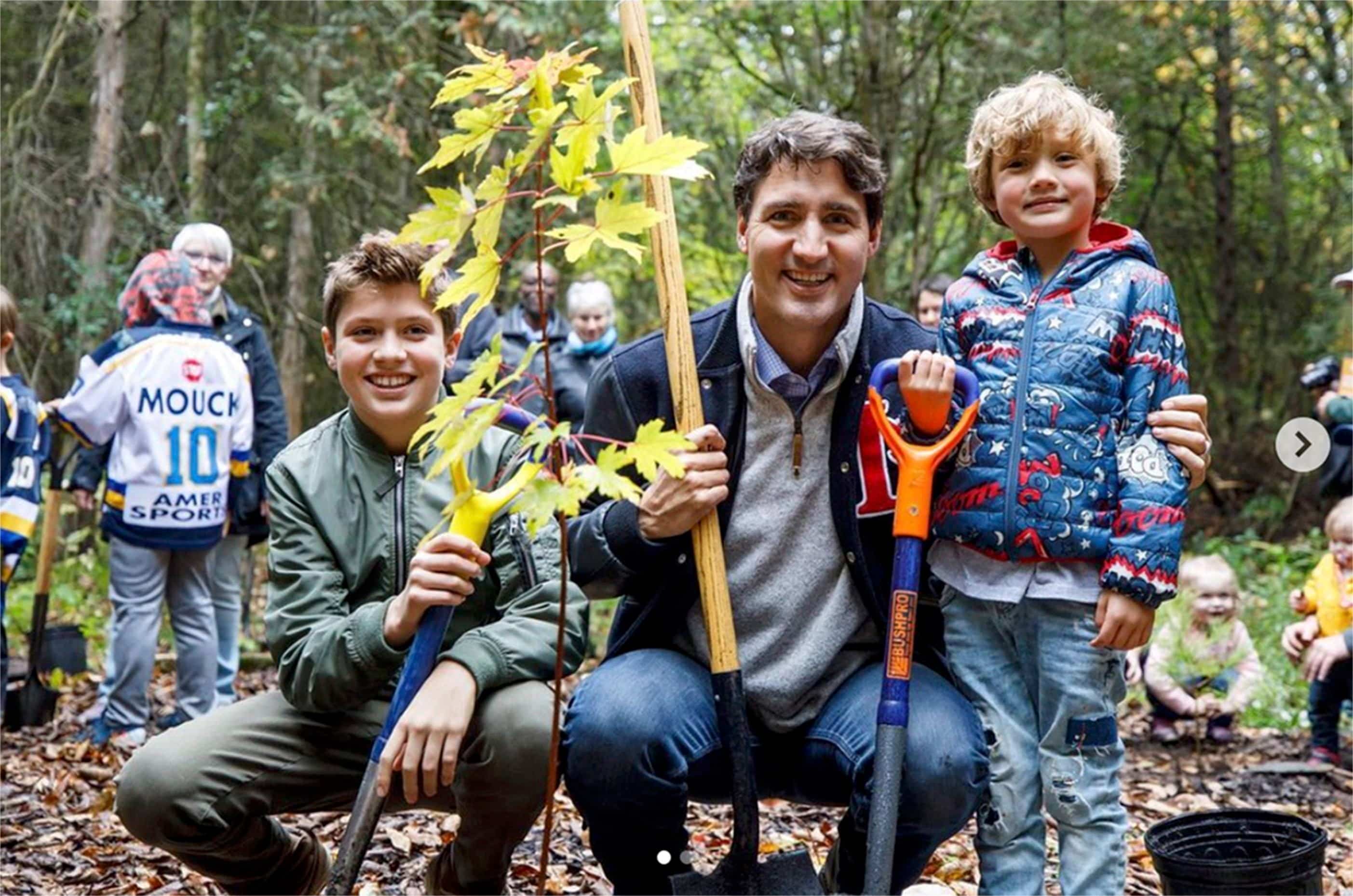  «J’ai planté des arbres avec mes enfants, mais aussi POUR eux. #ActionClimatique #ChoisirDAvancer».