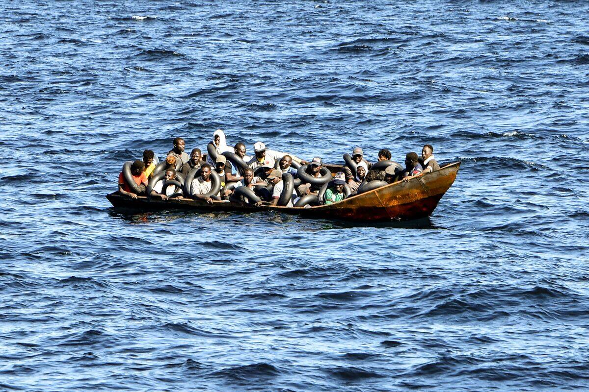 Six morts et 40 disparus dans le naufrage d'un bateau de migrants en ...