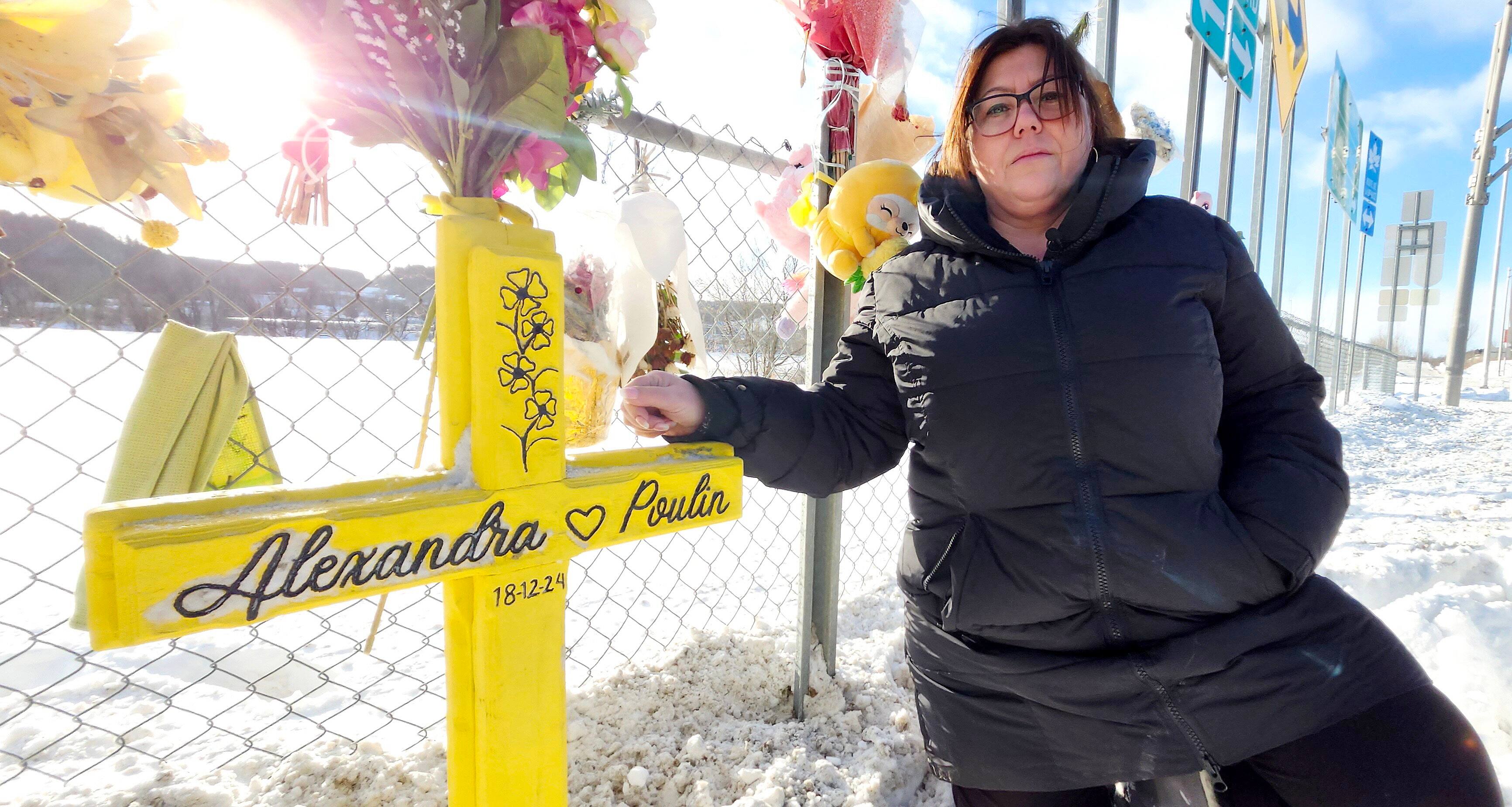 Le 18 décembre 2024, à l’intersection des routes 112 et 173 en Beauce, un camion trop lourd pour négocier une pente de 12 % s’est renversé et a écrasé la voiture d’Alexandra Poulin, 26 ans, qui a succombé à ses blessures.
