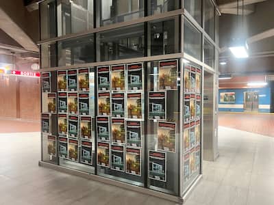 Des affiches dans la station de métro Saint-Michel.