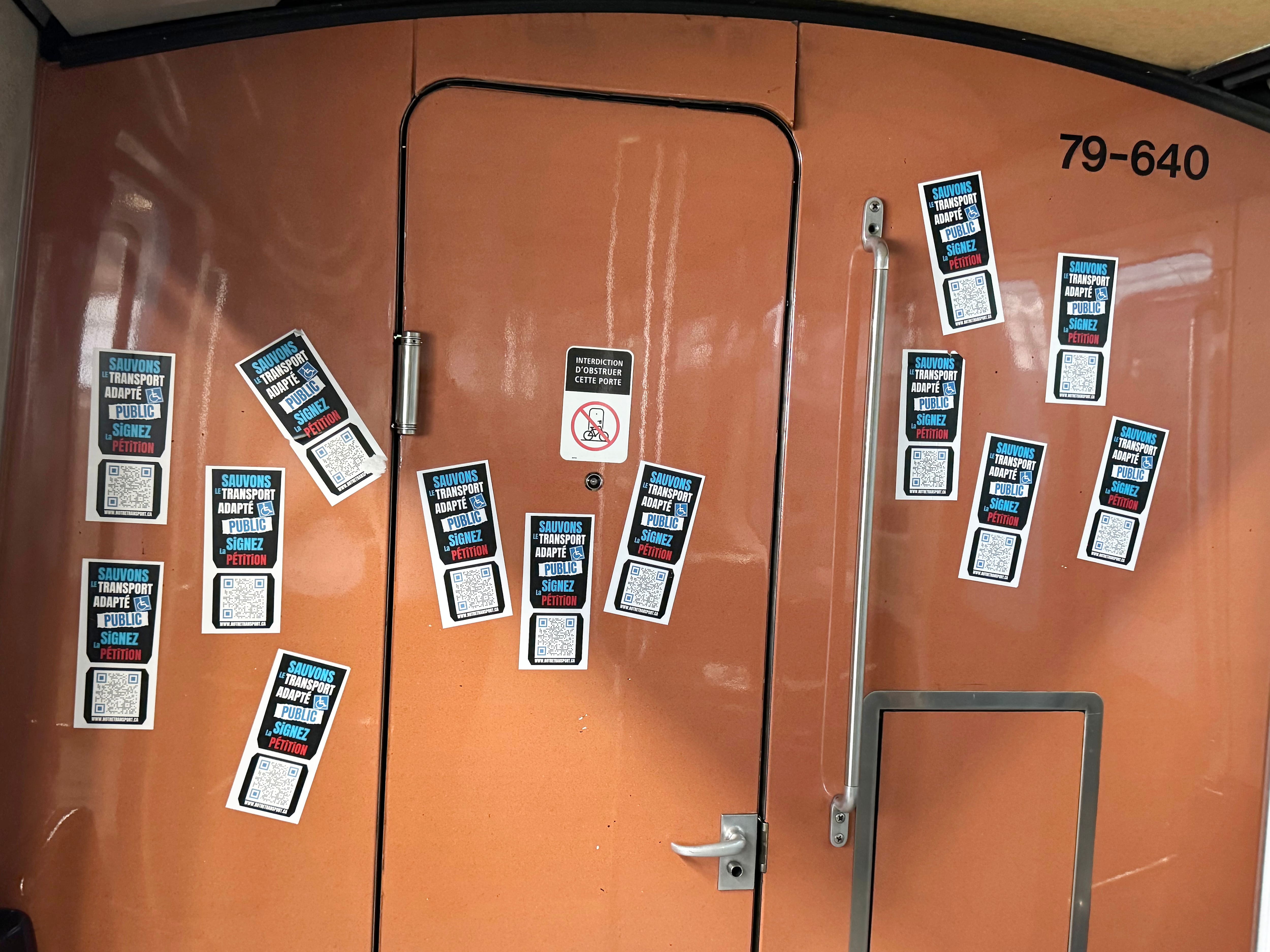 La STM n'a toujours pas fini de retirer une par une les milliers d'affiches collées par les syndicats l'an dernier, comme ici à l'intérieur d'un wagon de métro.