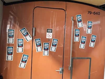 La STM n'a toujours pas fini de retirer une par une les milliers d'affiches collées par les syndicats l'an dernier, comme ici à l'intérieur d'un wagon de métro.