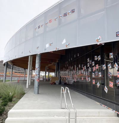 Une quantité impressionnante d'affiches ont été collées sur le nouveau garage d'autobus Bellechasse l'an dernier.