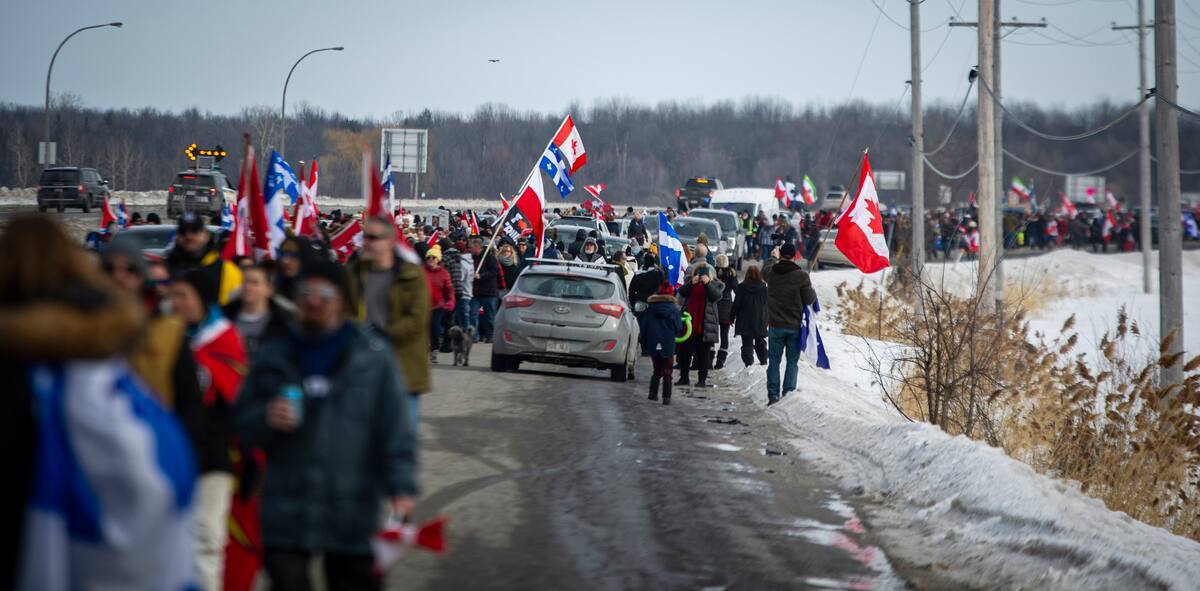 Des manifestants forment une cha&icirc;ne humaine pr&egrave;s de l&rsquo;autoroute 40