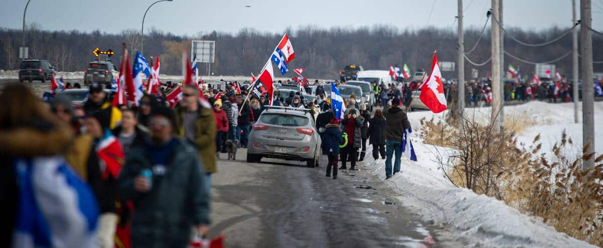 Des manifestants forment une chaîne humaine près de l’autoroute 40