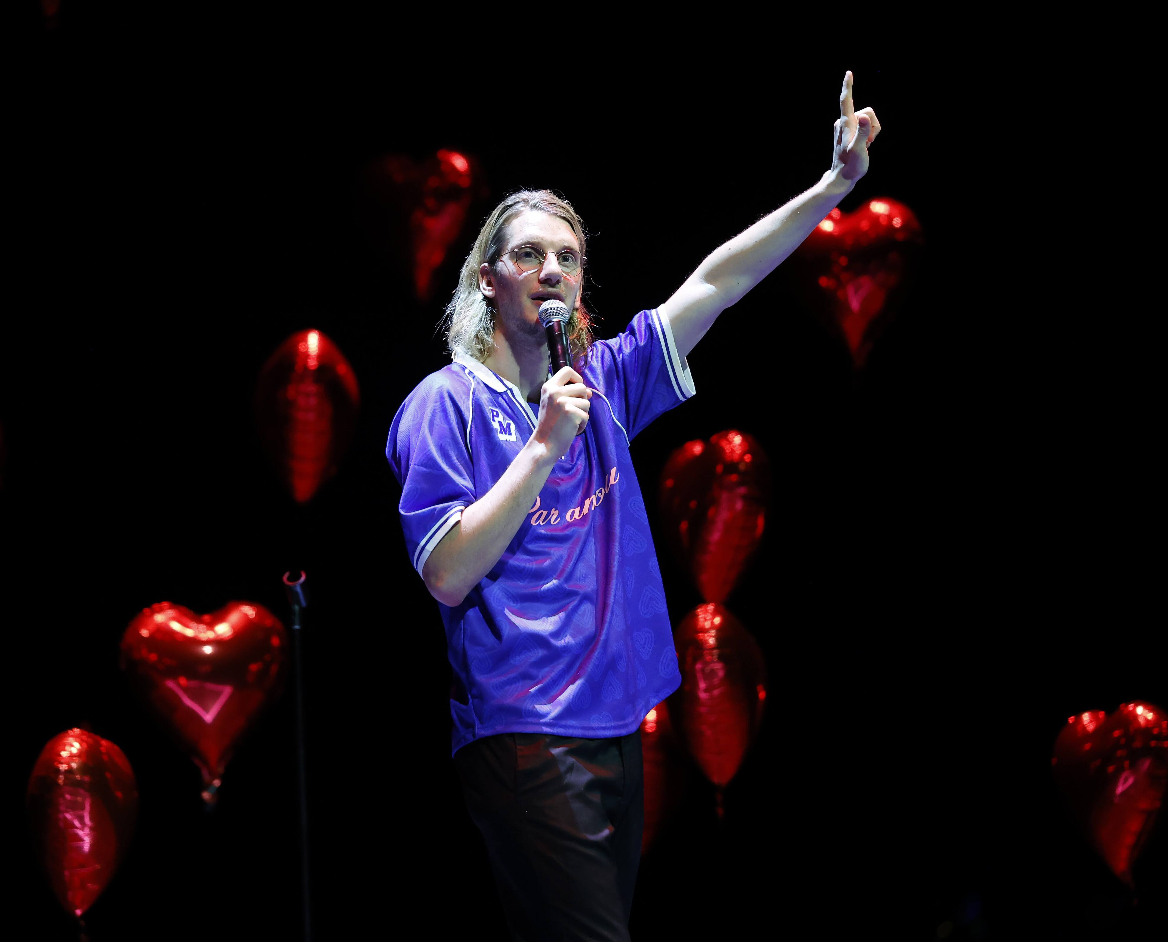 Voici nos impressions sur le passage de l'humoriste français Paul Mirabel au Centre Vidéotron avec son spectacle Par amour