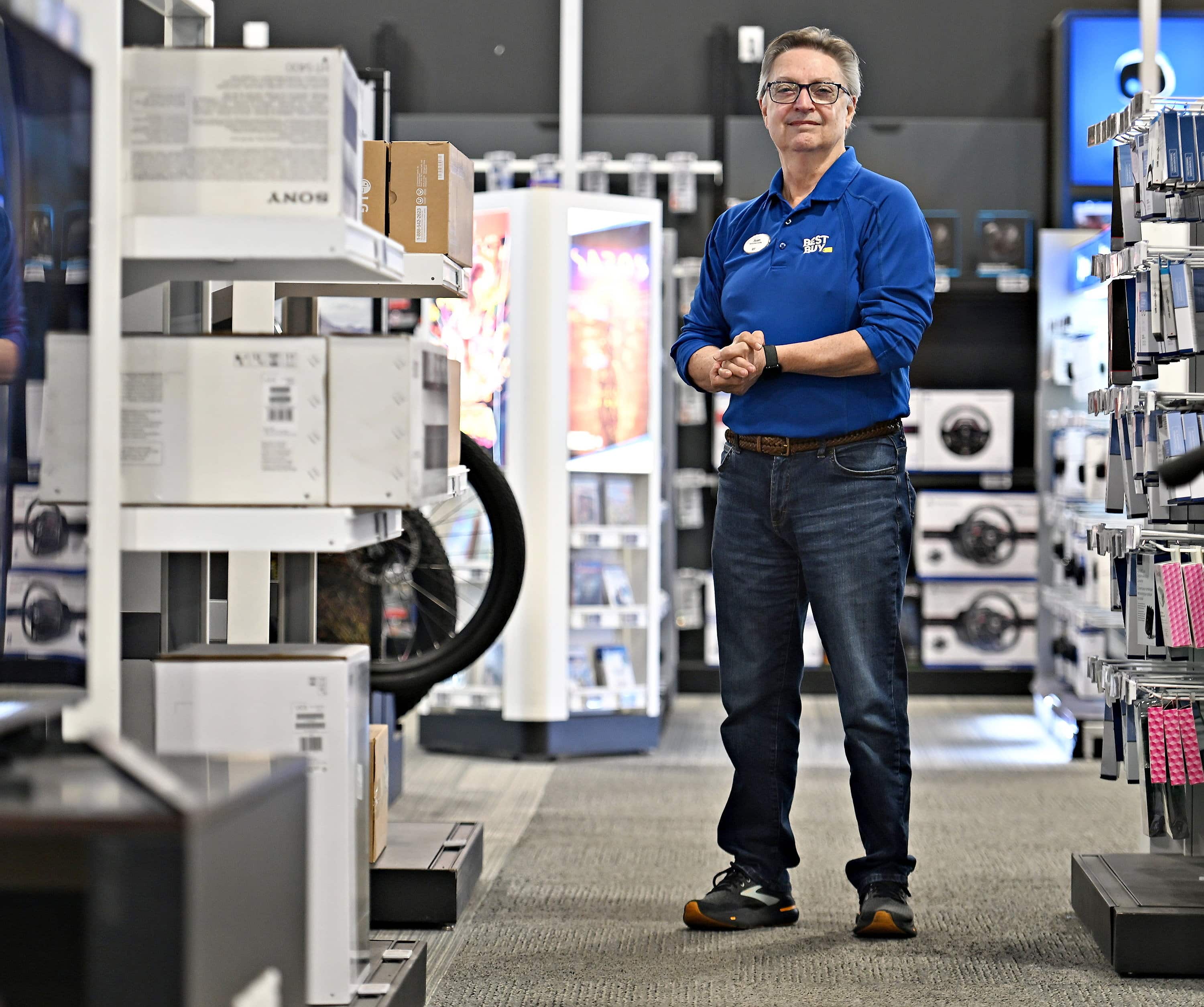 «Tout augmente!»: à 70 ans, il travaille dans un Best Buy pour mieux profiter de la vie