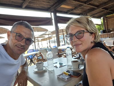 Serbian Ljubisa Karović, 61, was half sucked out of his window after an incident on a Ryanair flight on July 10, 2026 between Greece and Germany. In the photo, taken during their trip, he poses with his wife Svetlana Grković Maksimović.