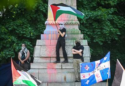 Unos días antes del desmantelamiento del campamento de la plaza Victoria, la policía intervino durante una contramanifestación. La solicitud de acción colectiva atestigua la confiscación de carteles que mostraban la palabra “intifada” durante esta intervención. En árabe,