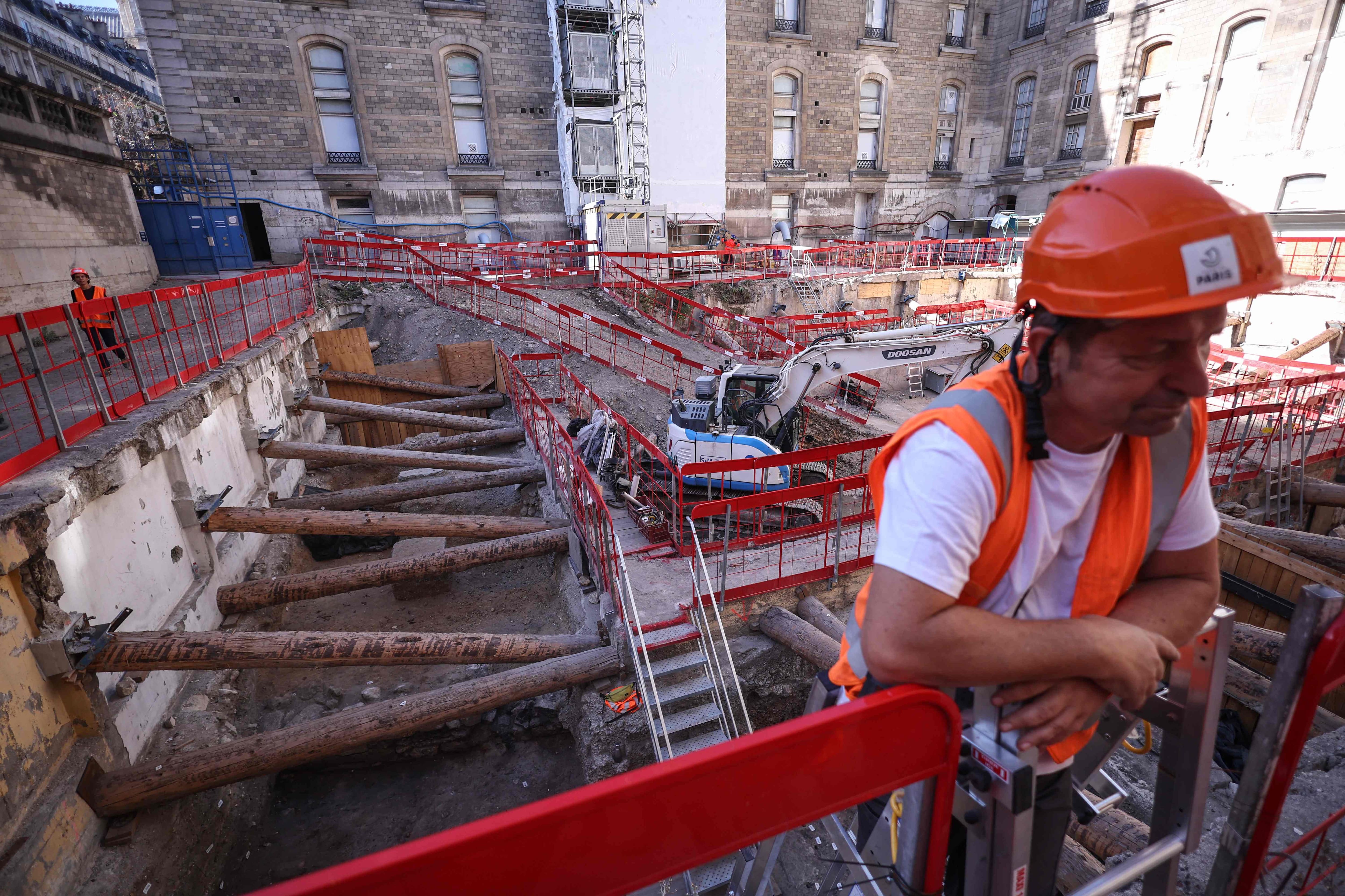 Le directeur de site David Couturier se tient sur un site archéologique où un mur d'époque gallo-romaine de Lutèce (G, en bas) a été découvert, sous l'hôpital Hôtel-Dieu sur l'île de la Cité, au cœur de Paris, le 23 septembre 2026.