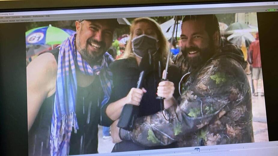 La journaliste de TVA Kariane Bourassa s'est fait intimider et «câliner» lors de son reportage à la manifestation antimasque de Québec, dimanche. Ces deux hommes ont rapidement été traités de «covidiots» par les internautes.
