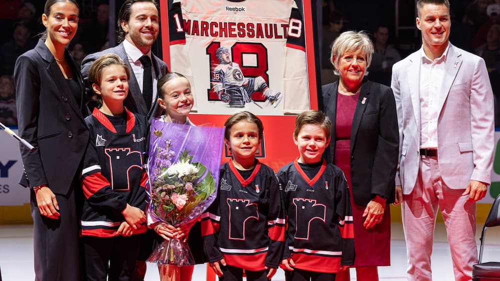 «Elle aurait tellement aimé voir ça»: le chandail de Jonathan Marchessault retiré par les Remparts le lendemain du décès de sa mère