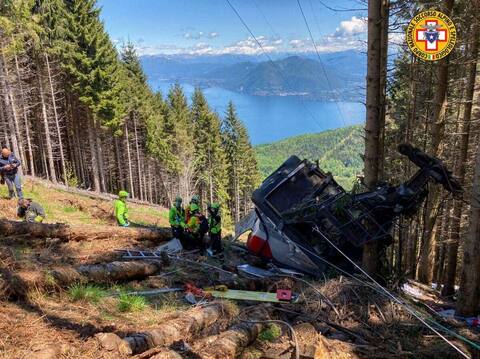 Accidente de teleférico en Italia: el número de muertos temporales aumenta a 12