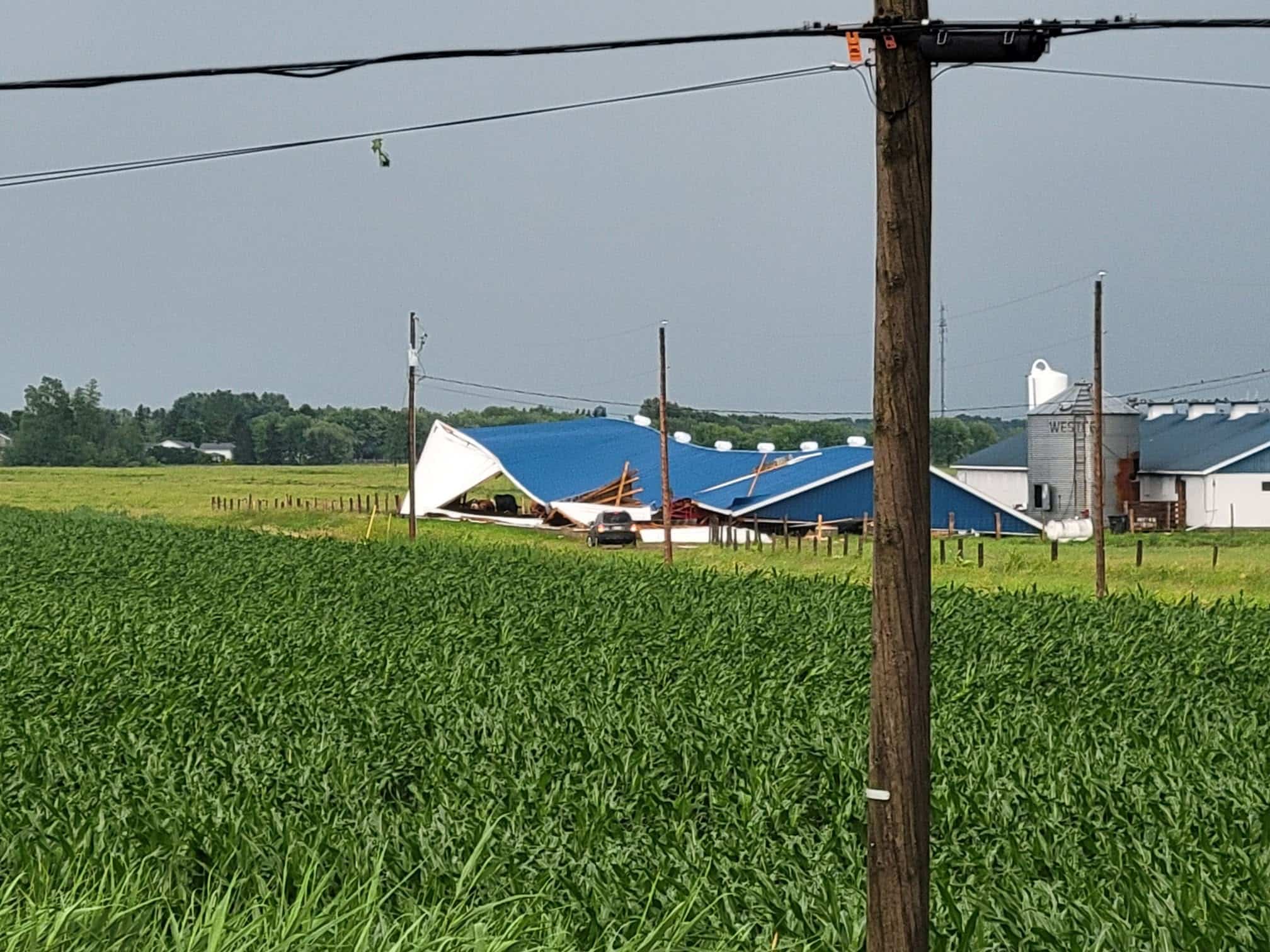 Cette étable de Louiseville a été balayée par les vents violents lors des orages du 2 juillet 2026 en soirée.