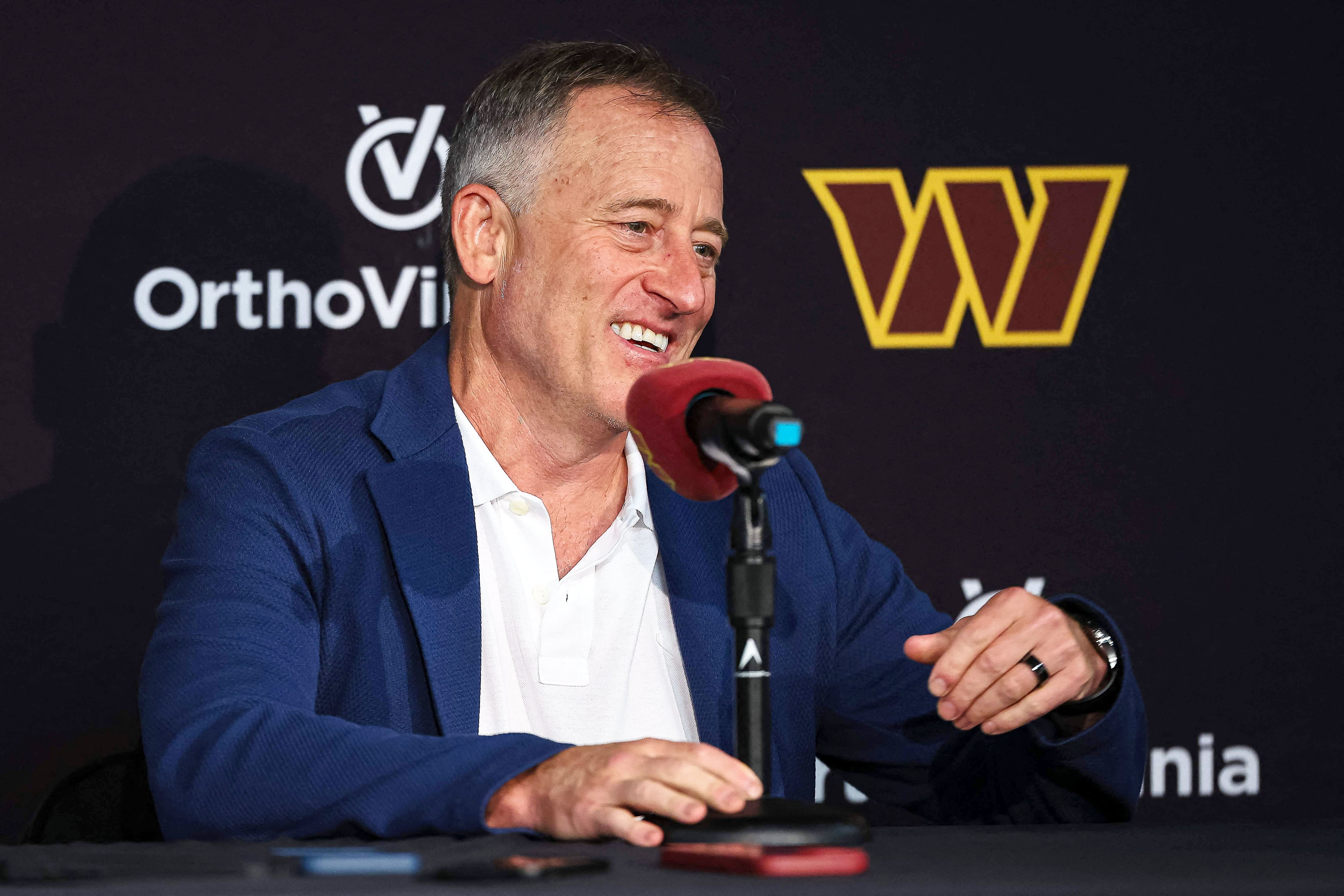 Josh Harris, o coproprietário dos Comandantes de Washington e dos Demônios de Nova Jersey, está em seu encontro com o criminoso que apareceu em algumas reprises nos correios em público.