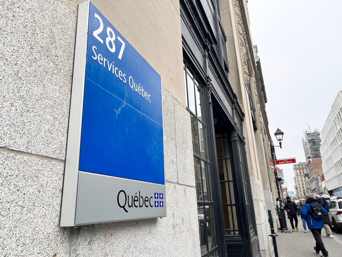 Des demandeurs d'asile ont attendu par centaines dans le froid devant ...