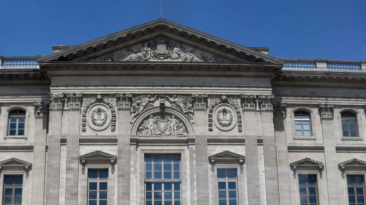 France: la sécurité du Louvre a été négligée, déplore une commission parlementaire
