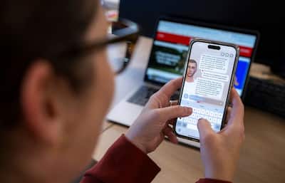 Journalist Elisa Cloutier tried an experiment by interacting with a conversational robot in the Replika app. Her boyfriend James, who fell in love within a few hours, had a hard time accepting the breakup.