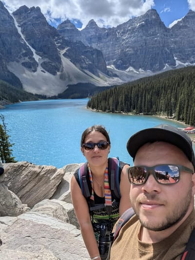 Mélanie Barreiro y Paul Bages en Lake Louise, en las Montañas Rocosas canadienses.