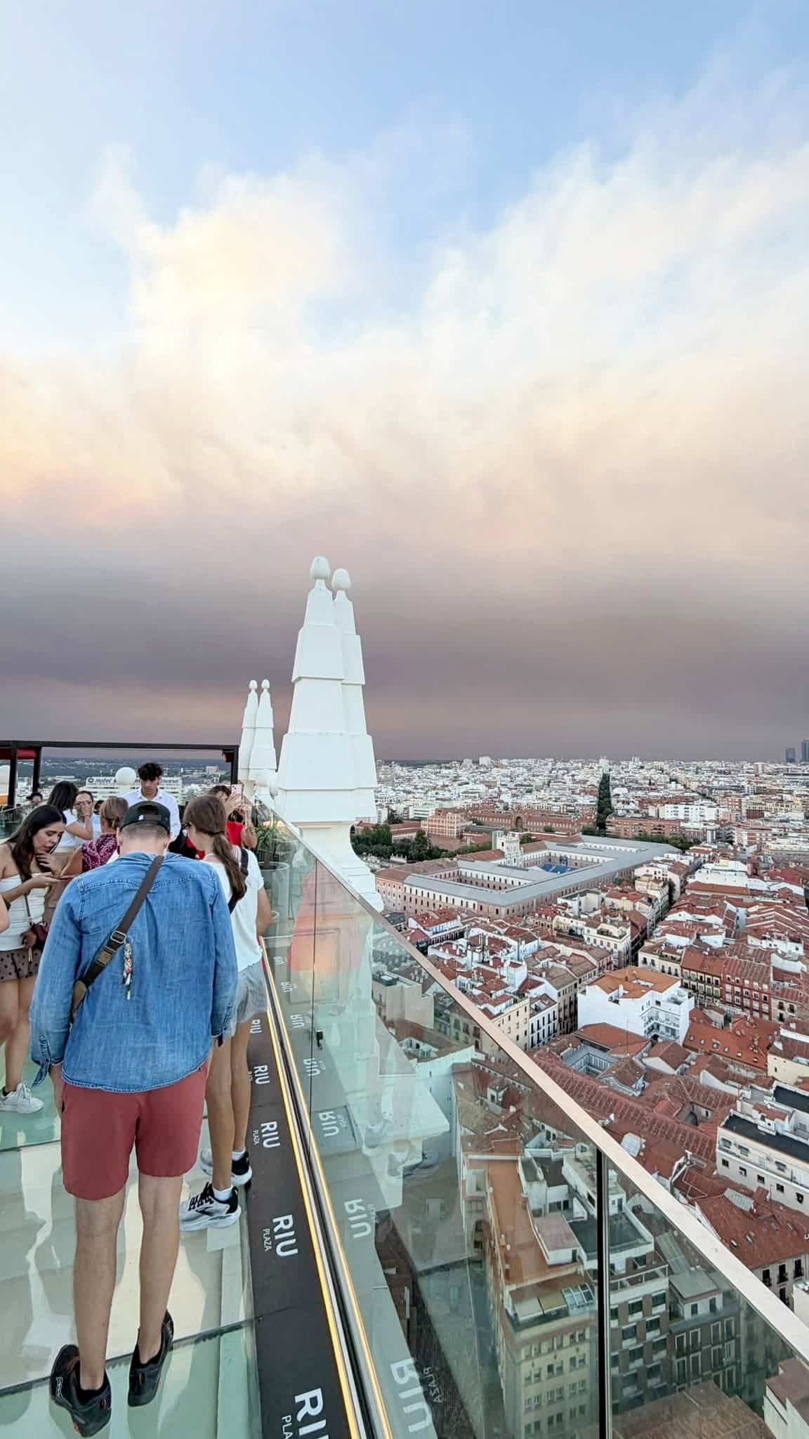 Vincent Dufresne took this photo of the smoke approaching Madrid on Friday.