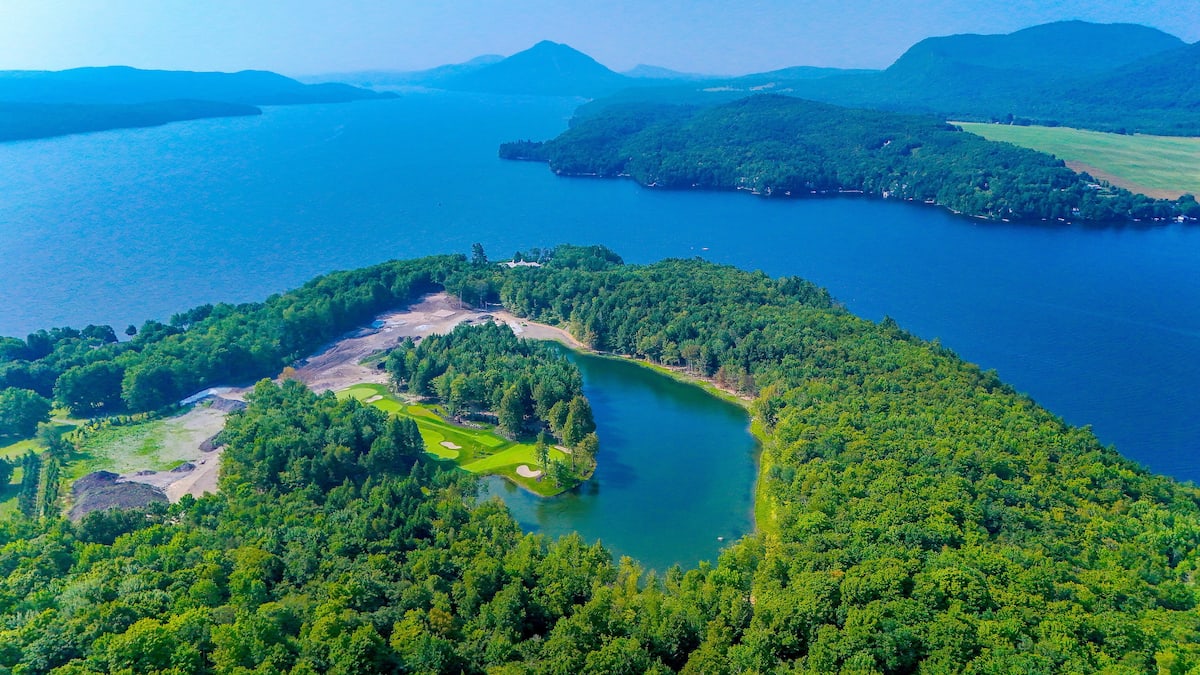 Rien de fait encore pour stopper les travaux du golf illégal aux abords du lac Memphrémagog