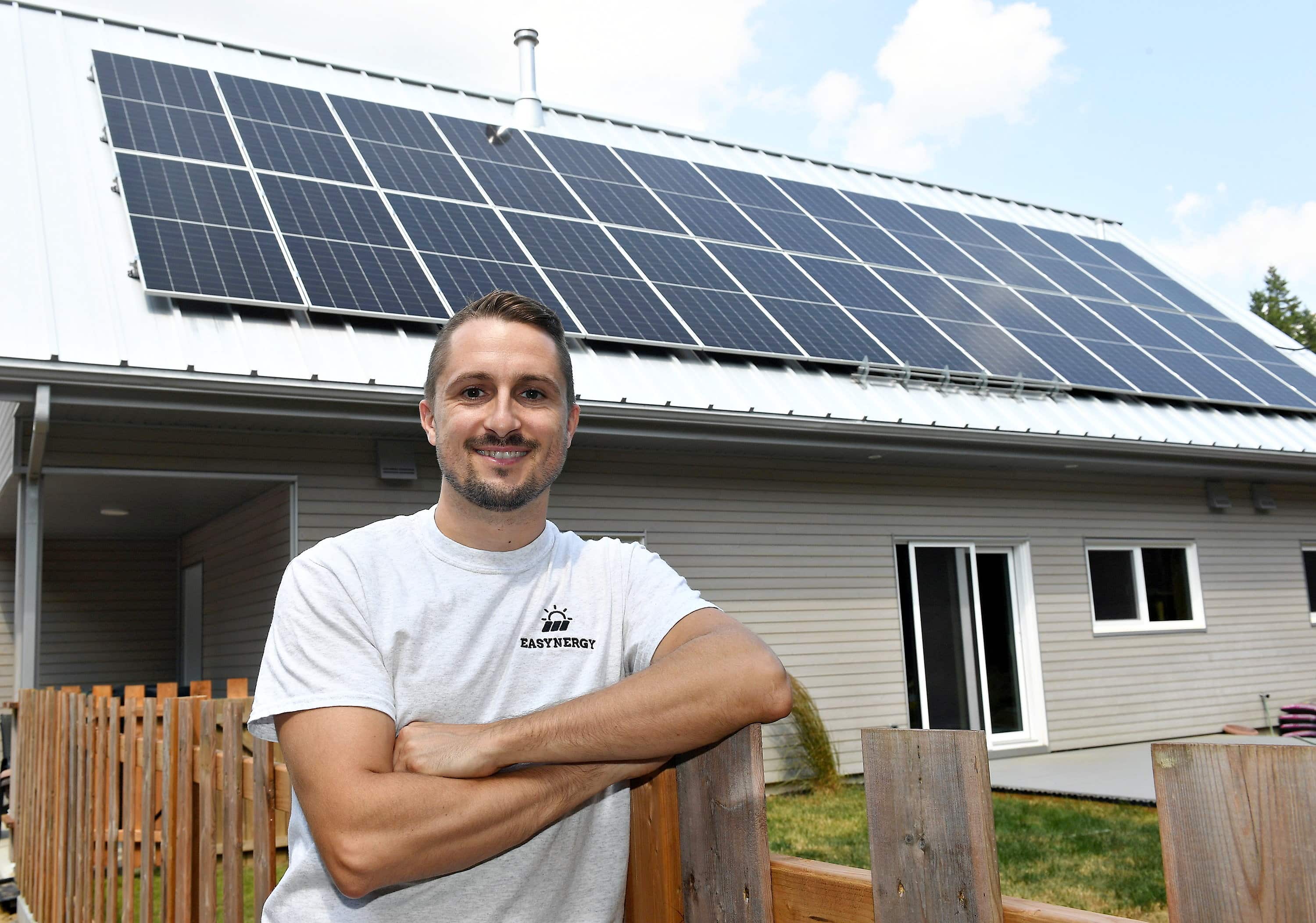 Le téléphone sonne chez les installateurs de panneaux solaires avec les subventions