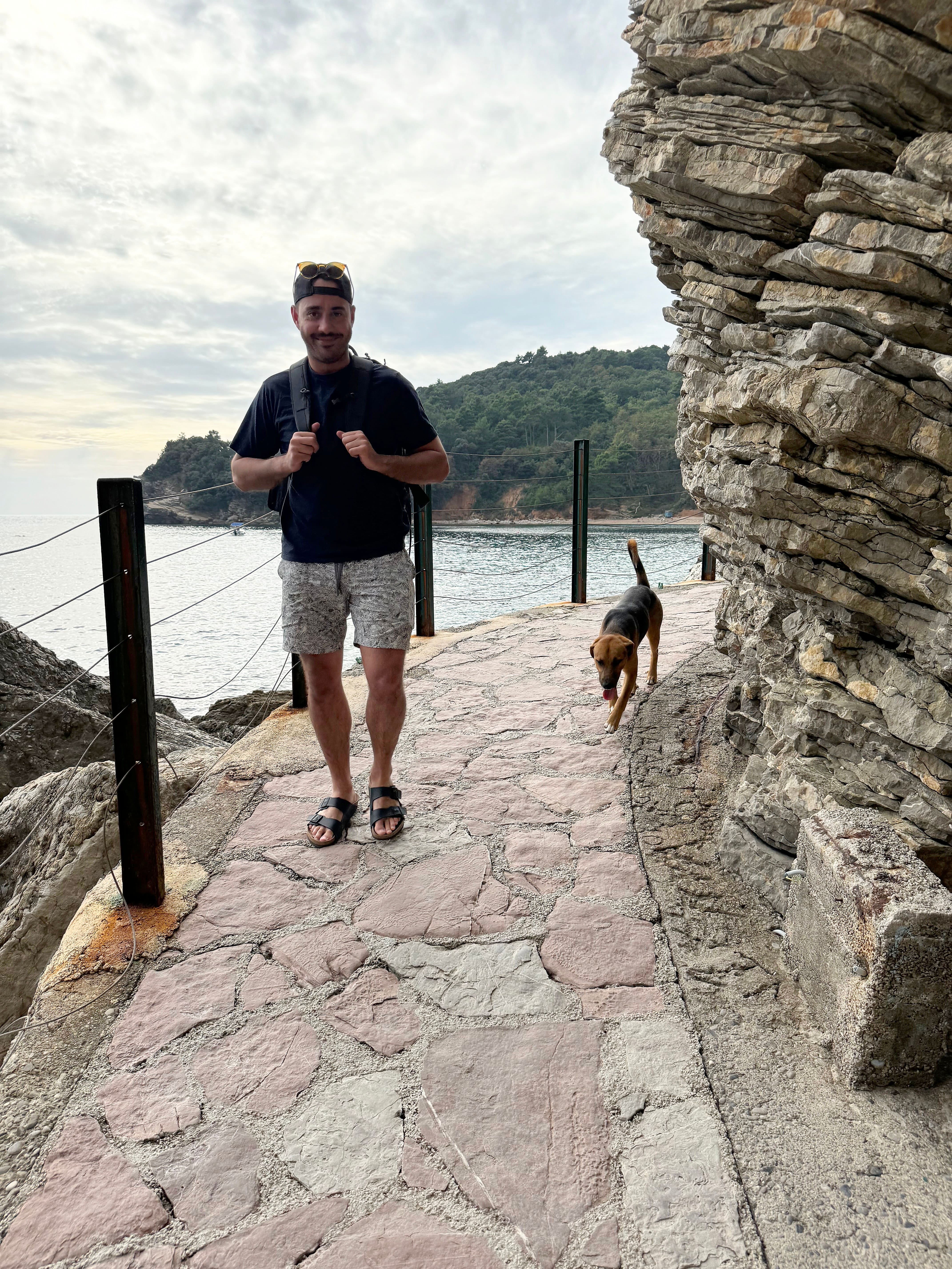 Un couple québécois dépense 8000$ pour rescaper un chien errant en voyage au Monténégro