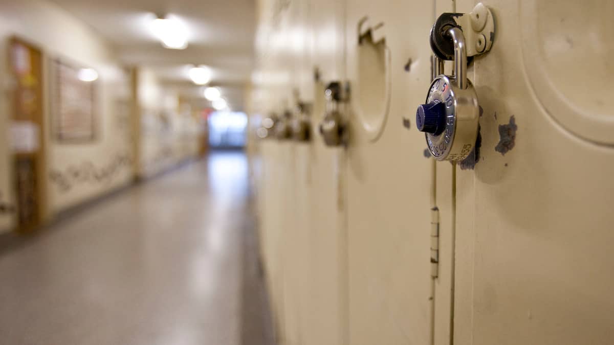 Suspects armés: deux écoles ont été confinées par précaution