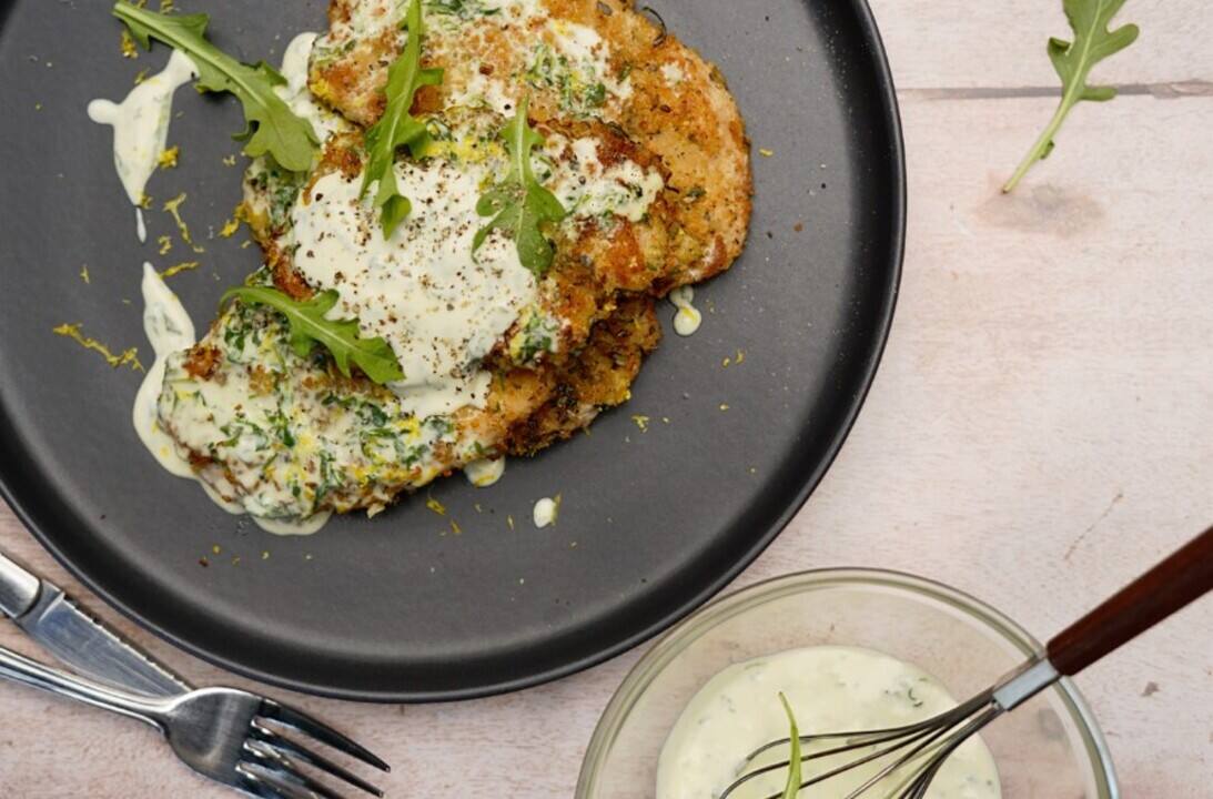 Escalope de porc panée aux herbes, sauce au parmesan et roquette ...