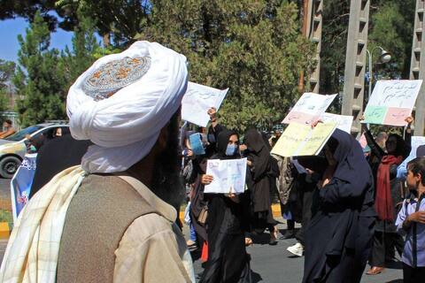 L’Afghanistan attend son nouveau gouvernement, des femmes manifestent pour leurs droits