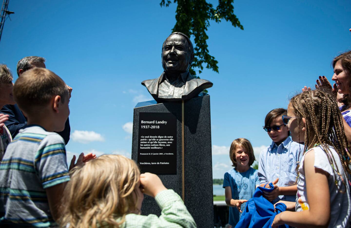 La nouvelle place Bernard-Landry inaugurée à Verchères