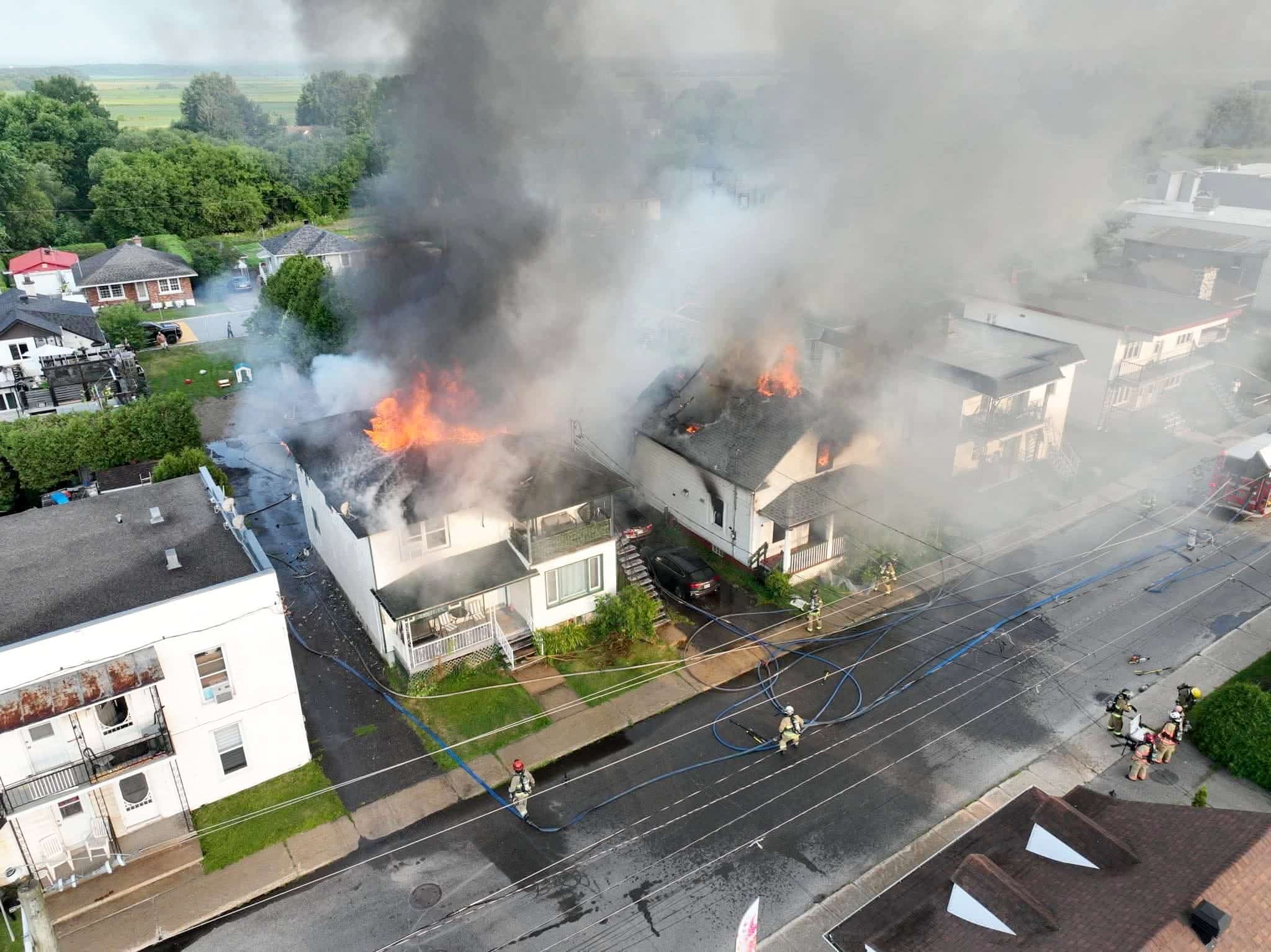Incendie à Saint-Lin: des voisins héroïques sauvent une famille piégée sur un toit