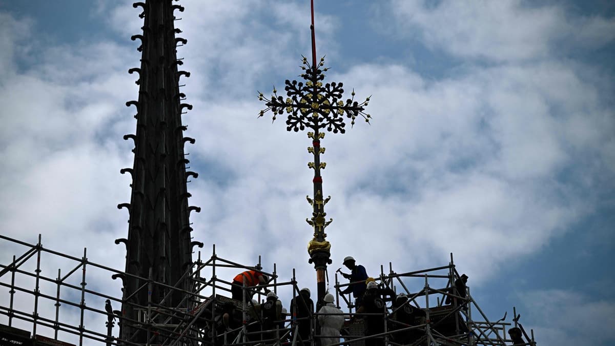 Notre-Dame de Paris: la cathédrale retrouve sa croix du chevet