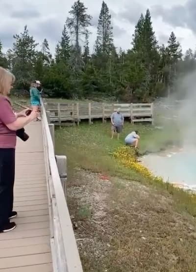 Bak | 'Hava sıcak!': Bir Yellowstone turisti elini çeşmeye daldırıyor