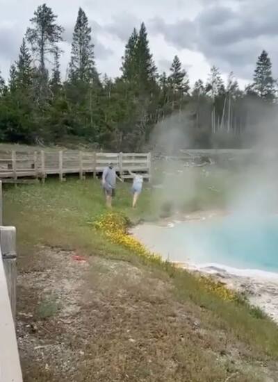 Bak | 'Hava sıcak!': Bir Yellowstone turisti elini çeşmeye daldırıyor