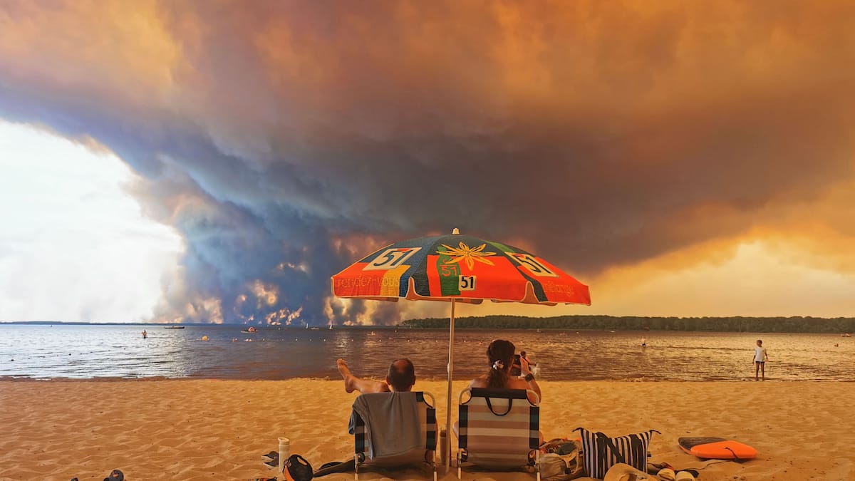 An “apocalyptic” atmosphere: here is the story behind the viral photo of a couple at the beach during the fires in France An “apocalyptic” atmosphere: here is the story behind the viral photo of a couple at the beach during the fires in France