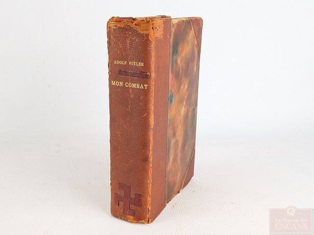 Un exemplaire en français du controversé livre «Mein Kampf» d'Adolf Hitler mis aux enchères par la Maison des encans de Montréal, 14 juin 2026